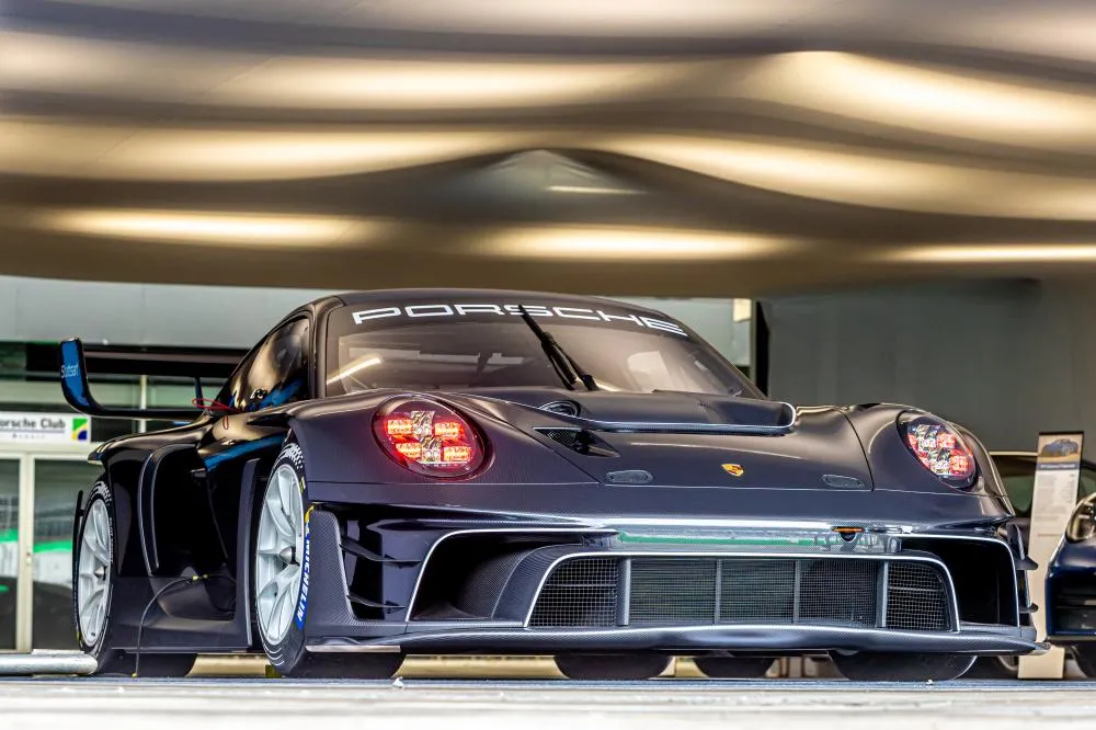 Porsche exibe no Brasil único 911 GT3 R Rennsport destinado à América Latina