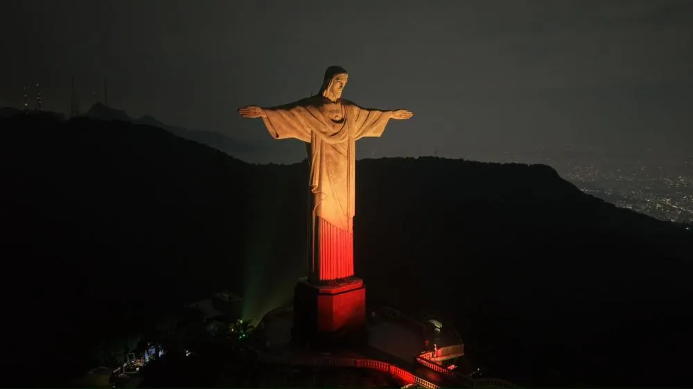Cristo Redentor recebe iluminação especial para anunciar o Totus Tuus Mariae Festival 2026 em Goiânia
